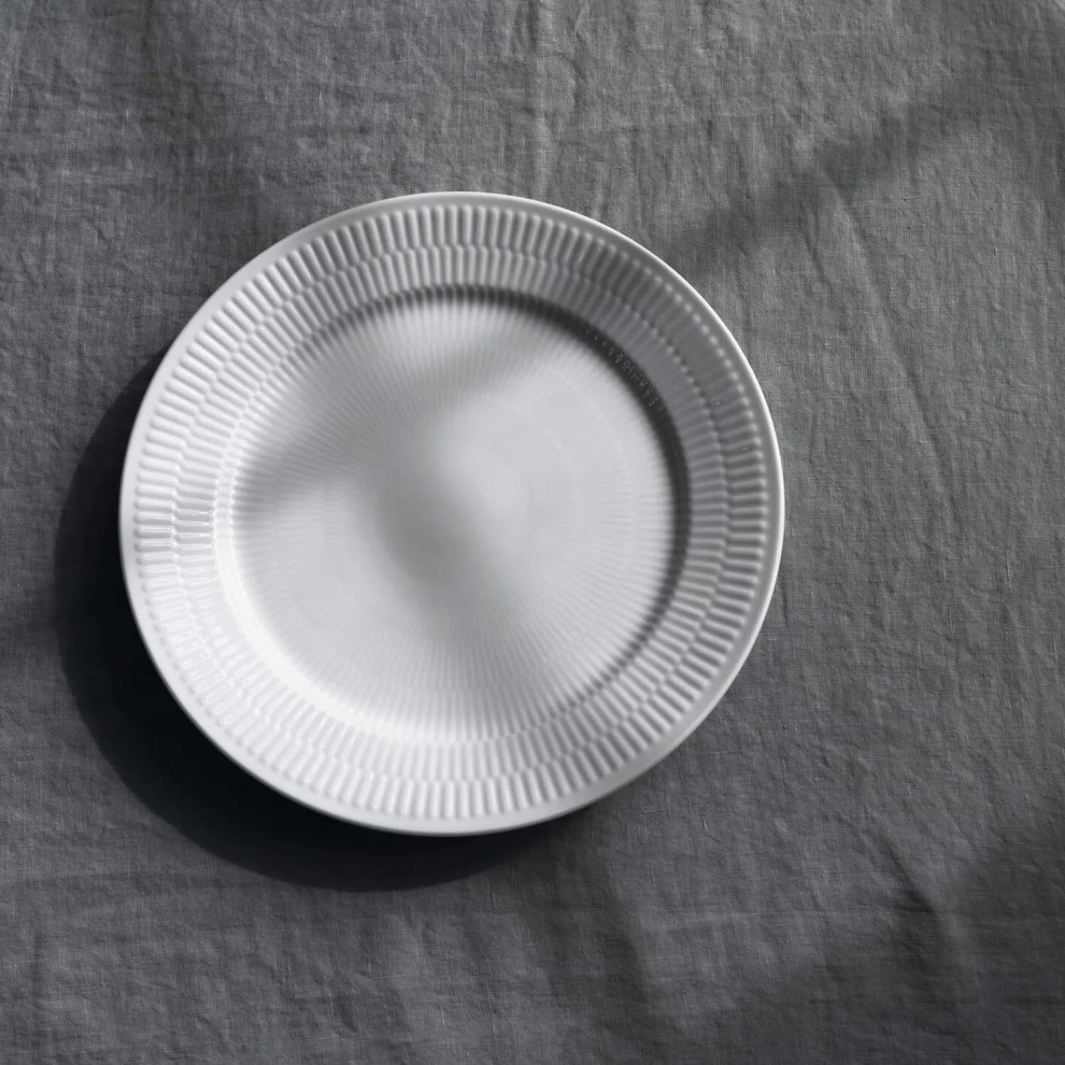 Royal Copenhagen Hvid Riflet tallerken Ø 27 cm